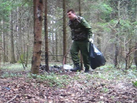 Уборка мусора в лесу Красногорска руководителем эко-проекта «Стихийная-Свалка.РФ»