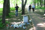 «Стихийная свалка» возле мусорного контейнера в городском парке недалеко от «Ивановских прудов».
