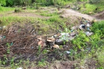 Крупная стихийная свалка в овраге на окраине леса в 150 метрах от Красногорской налоговой службы (ФНС).