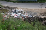 Свалка промышленного мусора возле дороги недалеко от мкр Изумрудные холмы!