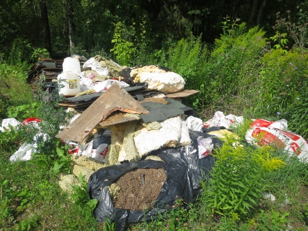Навал строительного мусора возле дороги недалеко от Новоархангельского!