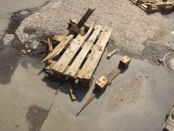 Навал строительного мусора на стоянке возле ТЦ «Солнечный рай» в Красногорске.