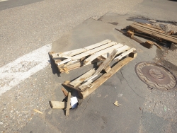 Навал строительного мусора на стоянке возле ТЦ «Солнечный рай» в Красногорске.