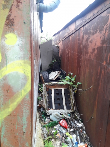 Навал мусора между двух крытых гаражей в ГК «ЛУЧ», г. Красногорск.